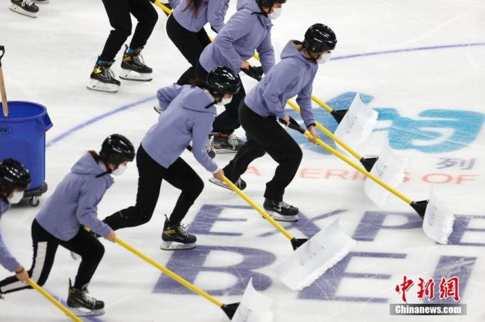 11月9日，“相约北京”冰球国内测试活动在北京五棵松体育中心继续进行，此次活动共有四支来自北京的男子冰球队参赛。图为北京极狐队与中国冰上运动学院队比赛中，工作人员清理冰场。 <a target='_blank' href='/'>中新社</a>记者 富田 摄