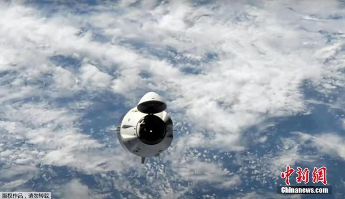 资料图：美国佛罗里达州，SpaceX龙号太空舱载着四名宇航员，降落伞进入墨西哥湾。
