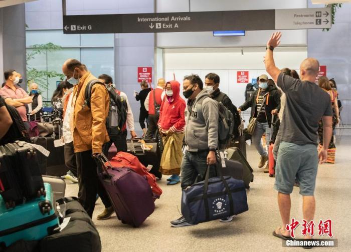 当地时间11月8日，旅客抵达美国加州旧金山国际机场的国际航班到达区域。美国8日起放宽入境限制，允许完成新冠疫苗全程接种的外国旅客乘坐国际航班或通过水陆口岸入境。 <a target='_blank' href='/'>中新社</a>记者 刘关关 摄