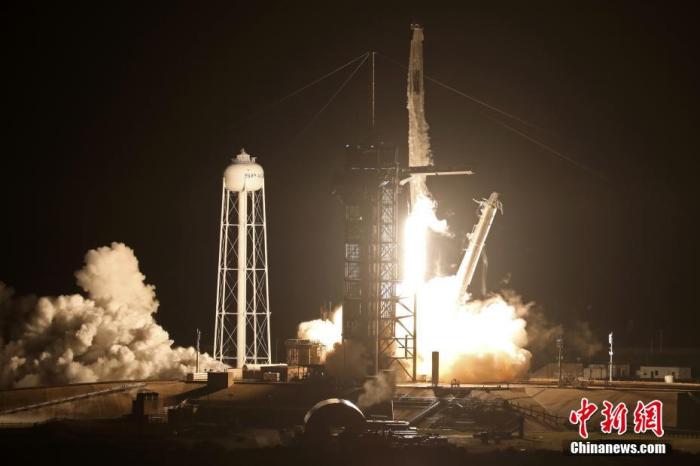 资料图：当地时间2021年11月10日，美国佛罗里达州卡纳维尔角，SpaceX进行新任务“Crew-3”的发射。4名宇航员将搭载龙飞船“耐力号”及“猎鹰9”火箭从肯尼迪航天中心起飞，前往国际空间站。这将是SpaceX第四次国际空间站载人任务。