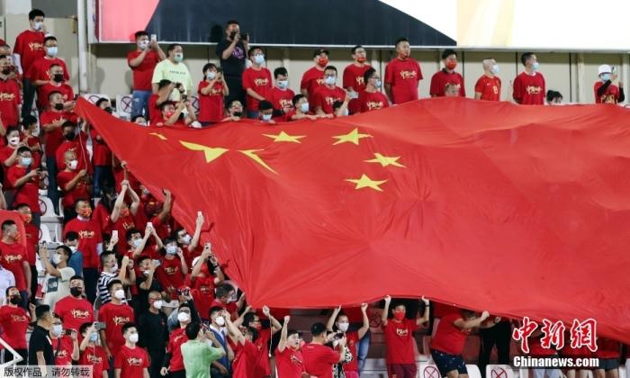 北京时间11月11日23:00，世预赛亚洲区12强赛B组第5轮，国足1:1阿曼。图为中国球迷到场为国足助威。