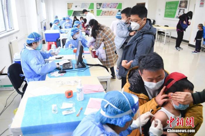 11月13日，医护人员在为儿童接种新冠疫苗。当日，北京市海淀区学院路街道启动3-11岁儿童新冠疫苗接种专场。 <a target='_blank' href='/'>中新社</a>记者 田雨昊 摄