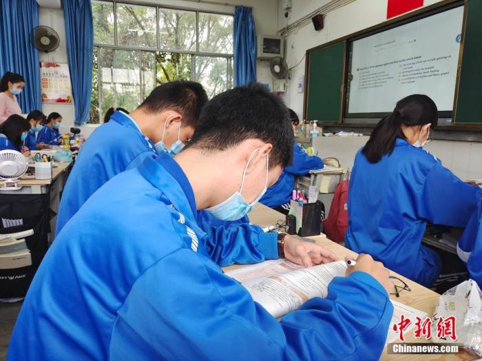 资料图：11月13日，云南省瑞丽市第一民族中学学生正在上课。 <a target='_blank' href='/'>中新社</a>记者 韩帅南 摄