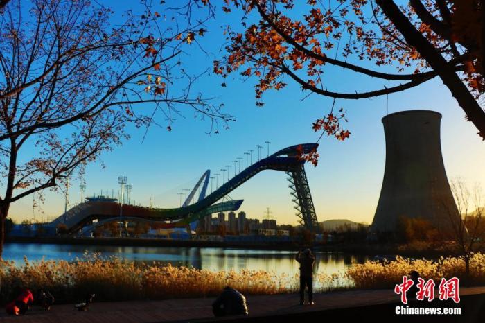 资料图：北京冬奥公园紧邻首钢园区，滑雪大跳台与首钢大桥交相辉映。 <a target='_blank' href='/'>中新社</a>发 牛云岗 摄 图片来源：CNSPHOTO