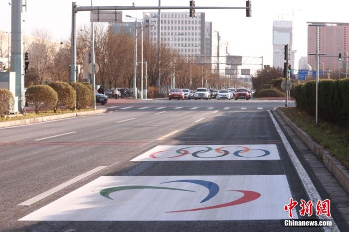 11月13日，在北京奥林西路冬奥会专用道标识。<a target='_blank' href='/'>中新社</a>发 陈晓根 摄 图片来源：CNSPHOTO