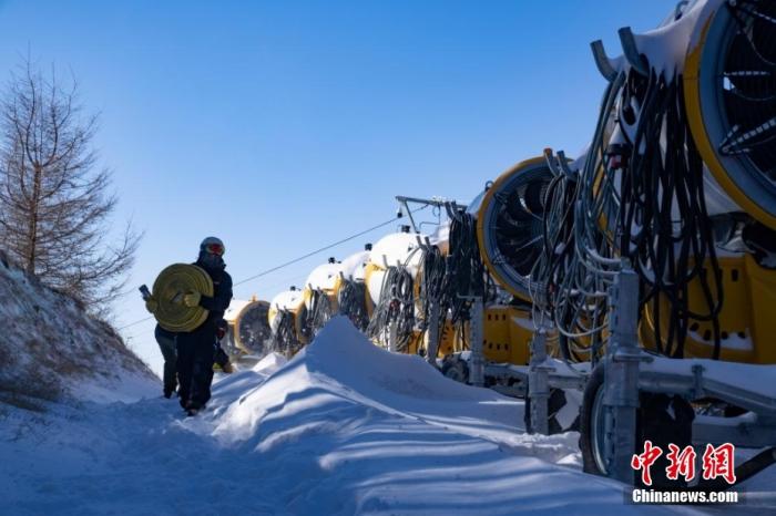 11月15日，北京冬奥会延庆赛区国家高山滑雪中心正式开展冬奥会赛时高山滑雪项目造雪工作，并预计于1月中旬完成所有造雪任务，确保以最完美的状态迎接北京冬奥会。北京市重大项目办供图