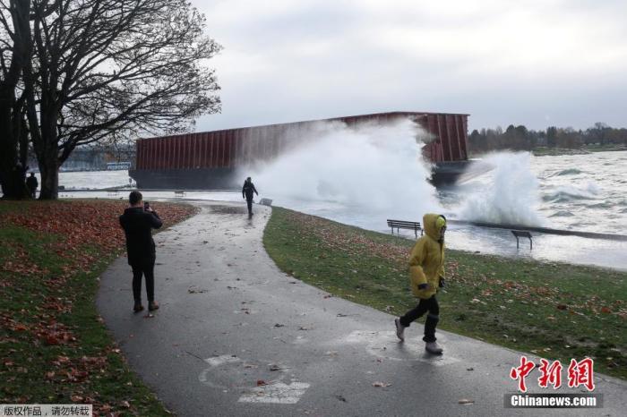 当地时间11月15日，加拿大西部的不列颠哥伦比亚省遭暴雨袭击，温哥华海边一艘大型驳船被吹到岸边。据报道，该省部分地区降雨量在当地时间11月14日一天内就达到200毫米，堪比同一地区一个月的降雨量。