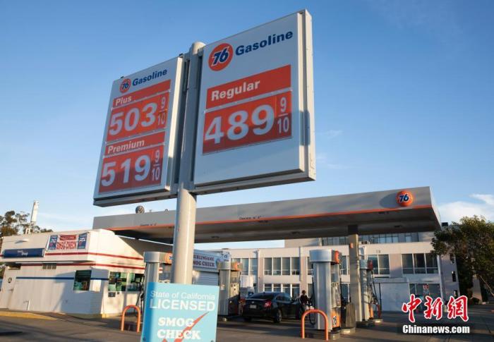 当地时间11月16日，一位车主在美国加州圣马刁县一处加油站内加油。据美国汽车协会的数据，加利福尼亚州的汽油价格当日创下历史新高，每加仑普通汽油的平均价格飙升至4.687美元，居全美各州之首。这是加州连续第3天打破油价纪录。 <a target='_blank' href='/'>中新社</a>记者 刘关关 摄
