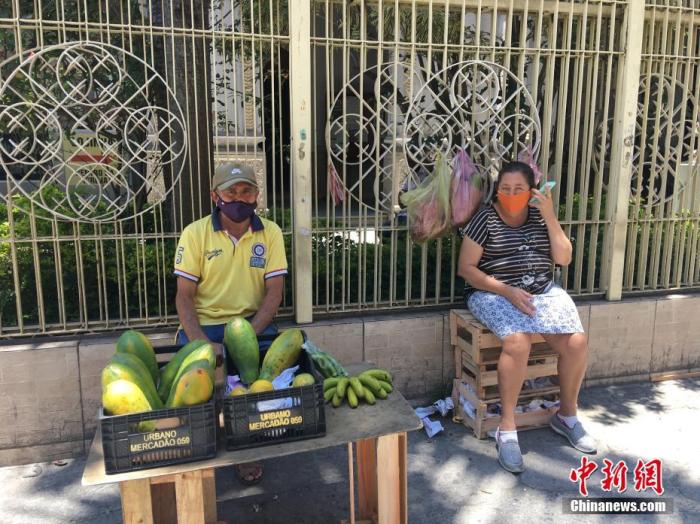 當地時間11月16日，巴西圣保羅，一名男子在街頭販賣木瓜水果。<a target='_blank' href='/'>中新社</a>記者 莫成雄 攝