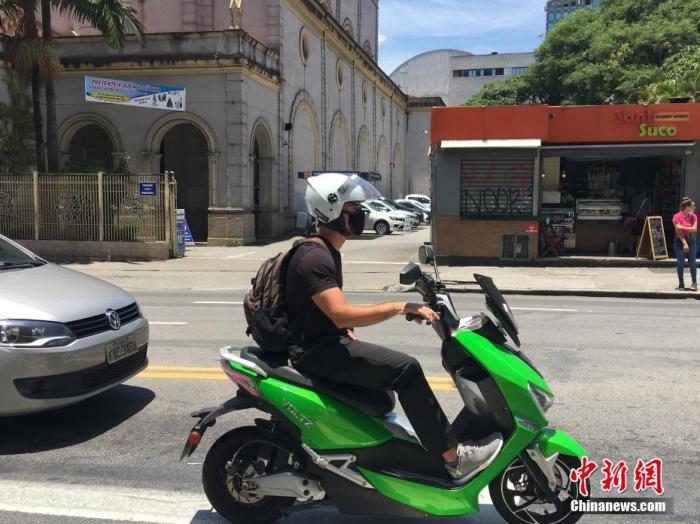 当地时间11月16日，巴西圣保罗，一名男子骑摩托车出行。中新社记者 莫成雄 摄