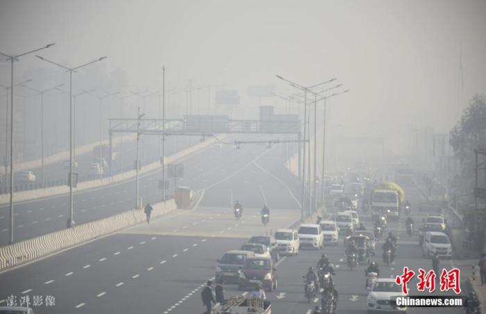 当地时间2021年11月18日，印度首都新德里空气污染严重。首都新德里政府宣布，当地所有学校于17日起无限期停课，直到有进一步通知。18日起关闭当地超过一半燃煤发电厂，希望改善新德里空气污染问题。图片来源：icphoto