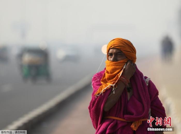 当地时间2021年11月18日，印度首都新德里空气污染严重。首都新德里政府宣布，当地所有学校于17日起无限期停课，直到有进一步通知。18日起关闭当地超过一半燃煤发电厂，希望改善新德里空气污染问题。