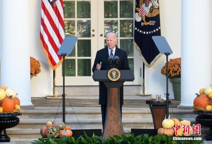 当地时间（shijian）11月19日，美国总统拜登在白宫玫瑰园“赦免”2021年感恩节“幸运”火鸡——“花生酱”（Peanut Butter）和“果冻”（Jelly）。 图为拜登在火鸡“赦免”仪式上讲话。 中新社记者 陈孟统 摄