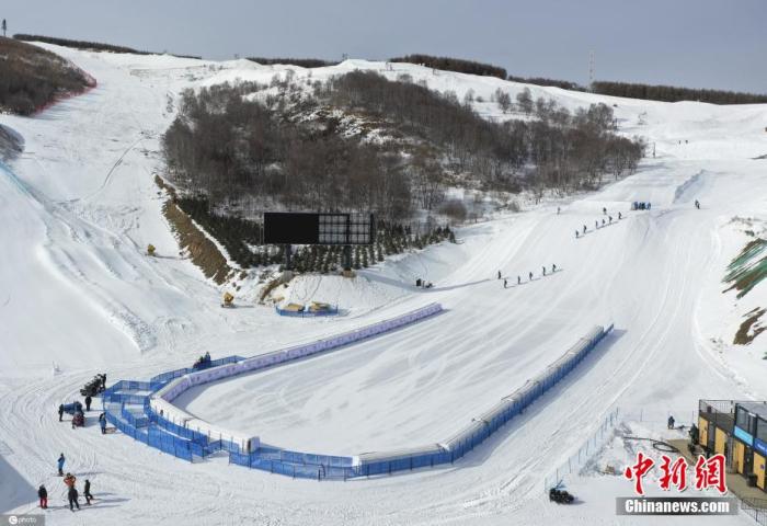 11月20日，在北京2022年冬奥会张家口赛区云顶滑雪公园，赛道二次塑型工作完成，各项赛前准备工作基本就绪，迎接相约北京2021/2022国际雪联单板滑雪和自由式滑雪障碍追逐世界杯的到来。 图片来源：ICphoto
