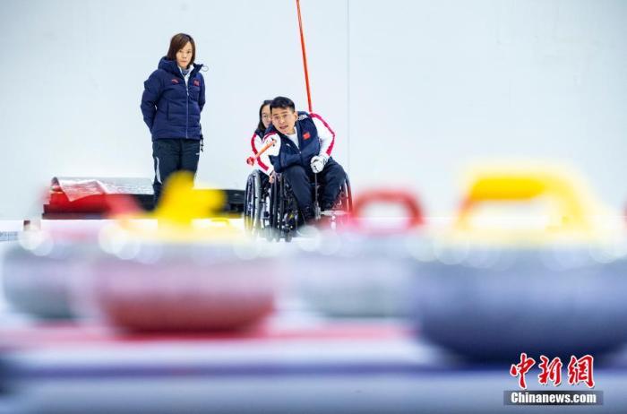 11月22日，中新社記者前往位于北京市順義區的中國殘疾人奧林匹克運動管理中心，探訪中國輪椅冰壺隊在此備戰北京2022年冬殘奧會的情況。北京2022年冬殘奧會將于2022年3月4日開幕。圖為中國隊隊員孫玉龍(右前)與隊友、教練進行訓練。 中新社記者 侯宇 攝