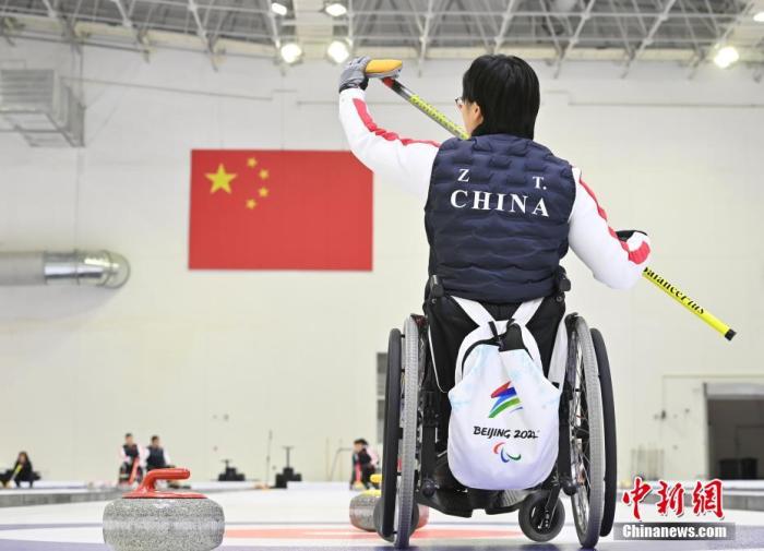 11月22日，中新社記者前往位于北京市順義區的中國殘疾人奧林匹克運動管理中心，探訪中國輪椅冰壺隊在此備戰北京2022年冬殘奧會的情況。北京2022年冬殘奧會將于2022年3月4日開幕。圖為中國隊隊員調整冰刷。 中新社記者 侯宇 攝