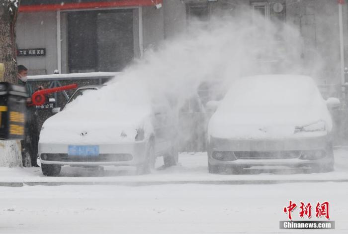 11月22日，在吉林省吉林市，市民为车辆清理积雪。<a target='_blank' href='/'>中新社</a>记者 苍雁 摄