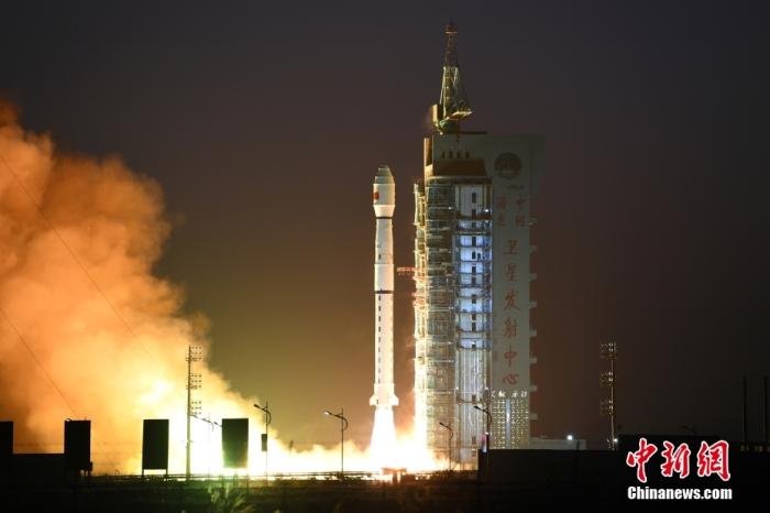 11月23日7时45分，中国在酒泉卫星发射中心用长征四号丙运载火箭，成功将高分三号02星发射升空。卫星顺利进入预定轨道，发射任务获得圆满成功。此次任务是长征系列运载火箭的第398次飞行。 <a target='_blank' href='/'>中新社</a>发 汪江波 摄 　