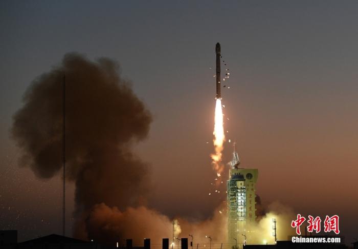 11月23日7时45分，中国在酒泉卫星发射中心用长征四号丙运载火箭，成功将高分三号02星发射升空。中新社发 汪江波 摄 　