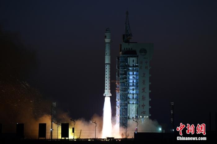 11月23日7时45分，中国在酒泉卫星发射中心用长征四号丙运载火箭，成功将高分三号02星发射升空。 中新社发 汪江波 摄