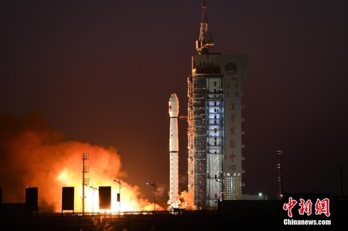 11月23日7时45分，中国在酒泉卫星发射中心用长征四号丙运载火箭，成功将高分三号02星发射升空。 中新社发 汪江波 摄 　