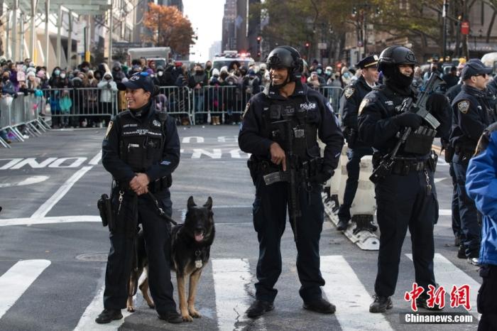 2021年11月26日消息，美國紐約舉行感恩節大游行，警察在沿途持槍執勤。 <a target='_blank' href='/'>中新社</a>記者 廖攀 攝