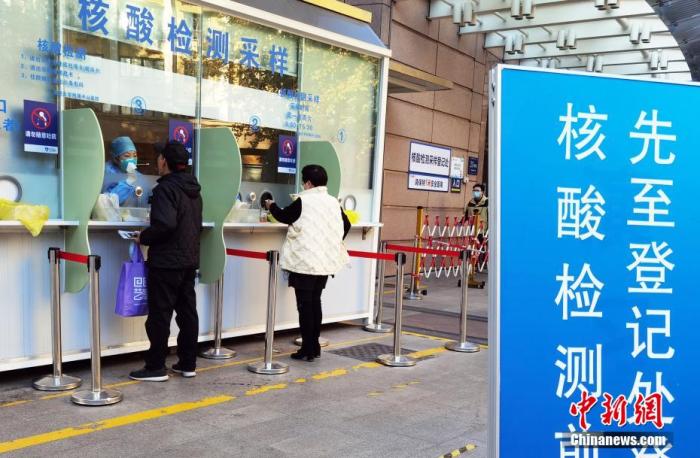 11月27日，上海多家医院结束闭环管理恢复医疗服务。图为民众在中山医院做核酸检测。 汤彦俊 摄
