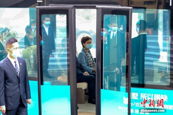 11月29日，林郑月娥来到武汉经开区人工智能科技园参观访问，体验无人驾驶汽车。<a target='_blank' href='/'>中新社</a>记者 张畅 摄