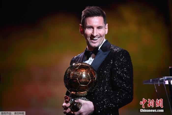 当地时间11月29日，由《法国足球》杂志主办的金球奖年度颁奖盛典在法国巴黎举行，效力于巴黎圣日耳曼俱乐部的阿根廷球星莱昂内尔·梅西获得了象征2021年度最佳球员的金球奖，这是梅西职业生涯第7次收获这一奖项，再度刷新了由自己保持的赢得金球奖次数最多的纪录。图为梅西手握自己的第七座金球奖杯。
