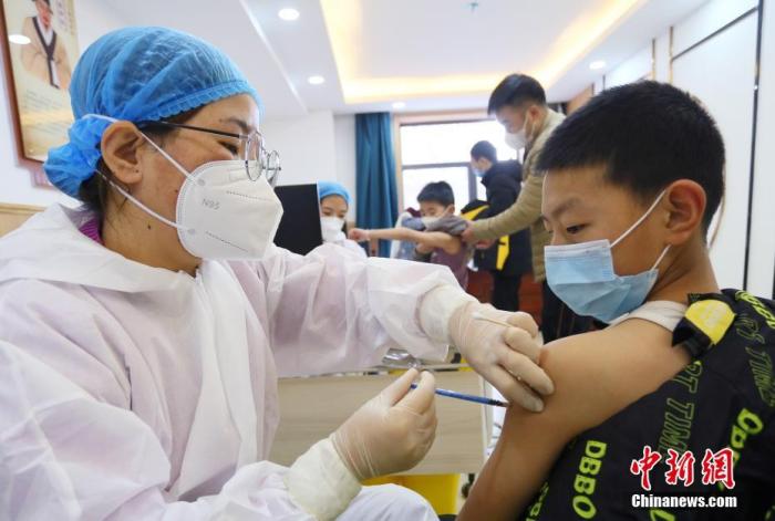 11月30日，甘肃省兰州市城关区雁南街道社区卫生服务中心，小朋友接种新冠疫苗。中新社记者 高展 摄