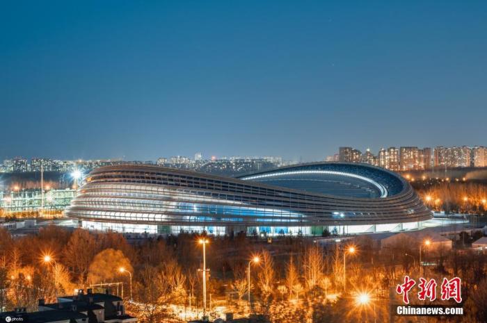 北京，国家速滑馆“冰丝带”维纳斯带蓝调夜景壮美如画。 图片来源：ICphoto