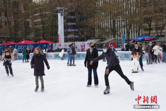 当地时间12月1日，纽约民众佩戴口罩滑冰。<a target='_blank' href='http://www.chinanews.com/'>中新社</a>记者 廖攀 摄
