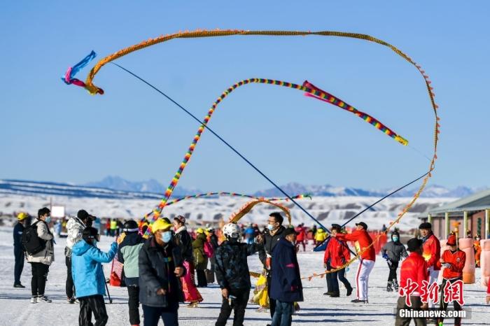 图为开幕式现场，长杆舞龙在空中飞舞为冰雪风情节助兴。 中新社记者 刘新 摄 　 　