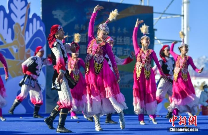 图为身着少数民族传统服饰的演员在开幕式上表演哈萨克族舞蹈《黑走马》。 中新社记者 刘新 摄 　 　