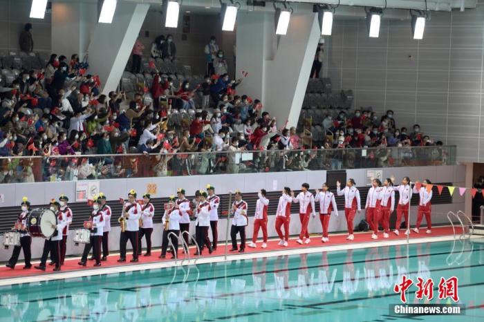 12月4日上午，内地奥运健儿代表团的部分运动员来到香港铜锣湾维多利亚公园游泳池，向现场观众示范表演跳水及游泳运动，展示奥运健儿风采。图为内地奥运健儿向现场观众挥手。<a target='_blank' href='/'>中新社</a>记者 李志华 摄