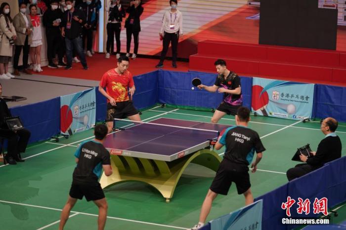 图为乒乓球运动员马龙与许昕和香港运动员配对表演。<a target='_blank' href='/'>中新社</a>记者 张炜 摄