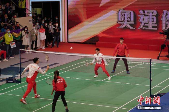 图为羽毛球运动员黄东萍和王懿律与香港运动员配对进行表演赛。<a target='_blank' href='/'>中新社</a>记者 张炜 摄