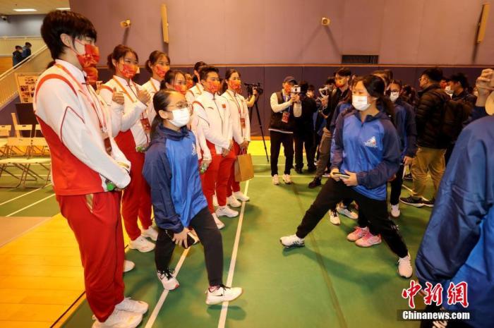 12月5日，內地奧運健兒訪港代表團成員在香港體育學院，與香港年輕運動員開展交流互動。圖為香港小運動員爭相與奧運健兒們合影。 <a target='_blank' href='/'>中新社</a>記者 張宇 攝