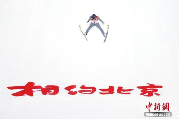 图为在国家跳台滑雪中心进行的北欧两项男子个人标准台比赛。<a target='_blank' href='/'>中新社</a>记者 富田 摄