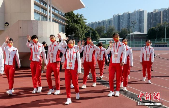 12月5日，内地奥运健儿访港代表团成员在香港体育学院，与香港年轻运动员开展交流互动。图为奥运健儿参观校园。 <a target='_blank' href='/'>中新社</a>记者 张宇 摄 　