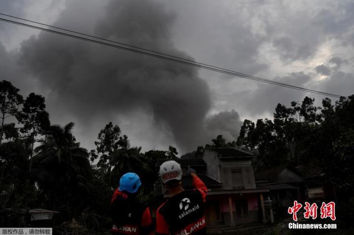 当地时间12月5日，据印尼国家抗灾署通报，截至当天17时30分，该国东爪哇省塞梅鲁火山喷发已造成14人遇难、56人受伤入院。据悉，当地时间4日15时许，位于印尼东爪哇省境内的塞梅鲁火山在大雨中剧烈喷发，形成火山灰雨覆盖了附近10多个村庄，火山喷出的熔岩顺着山坡流入附近河流。图为塞梅鲁火山冒出滚滚烟尘。