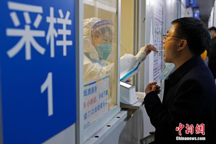 上海市民在同仁医院进行核酸检测采样。殷立勤 摄