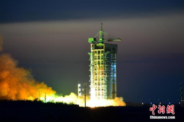 12月10日8時11分，中國在酒泉衛星發射中心用長征四號乙遙四十七運載火箭，成功將實踐六號05組衛星送入預定軌道。中國長征系列運載火箭的飛行次數正式刷新為“400”。汪江波 攝