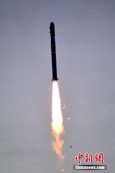 12月10日8时11分，中国在酒泉卫星发射中心用长征四号乙遥四十七运载火箭，成功将实践六号05组卫星送入预定轨道。中国长征系列运载火箭的飞行次数正式刷新为“400”。汪江波 摄