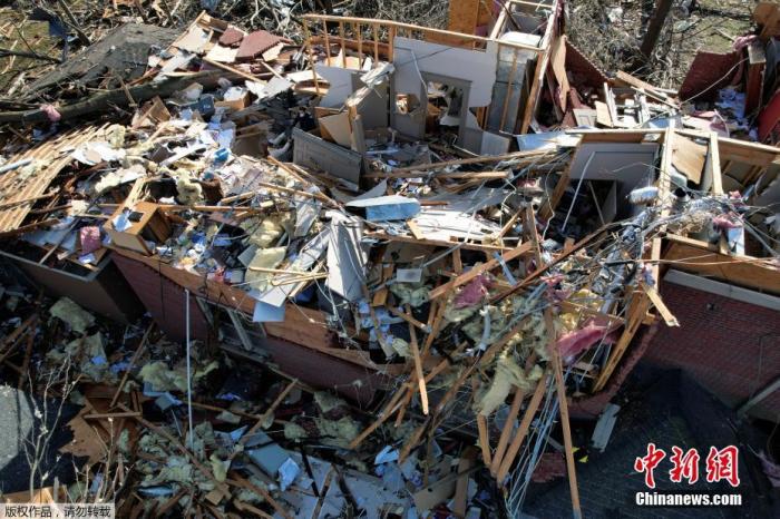 当地时间12月11日，美国肯塔基州Mayfield，一处住宅在龙卷风侵袭中损毁严重。