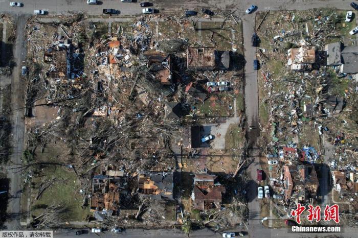 当地时间12月11日，航拍龙卷风过后的美国肯塔基州Mayfield，当地住宅受损严重，一片狼藉。
