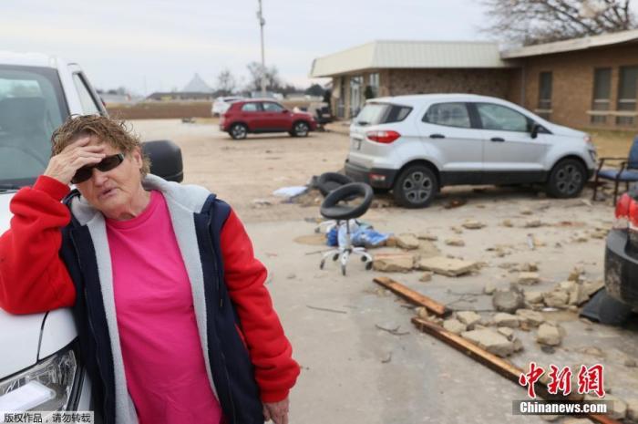 当地时间12月11日，美国阿肯色州Monette，当地一家疗养院在龙卷风侵袭中受损严重。