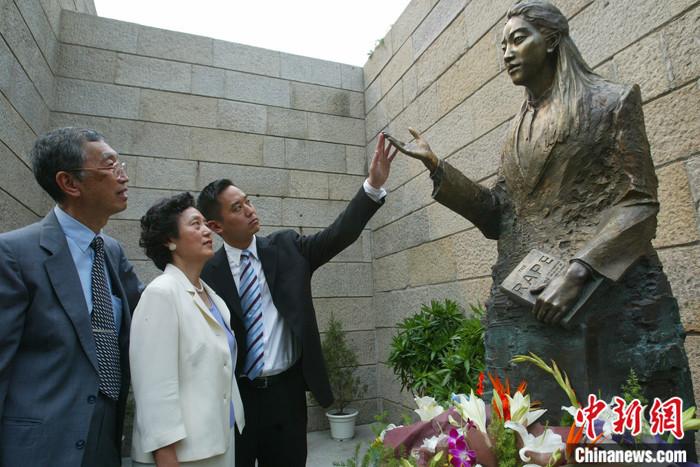 图为2005年9月9日，侵华日军南京大屠杀遇难同胞纪念馆内，张绍进(左一)、张盈盈(左二)夫妇为他们的女儿张纯如的雕塑揭幕。(资料照片) 中新社记者 泱波 摄