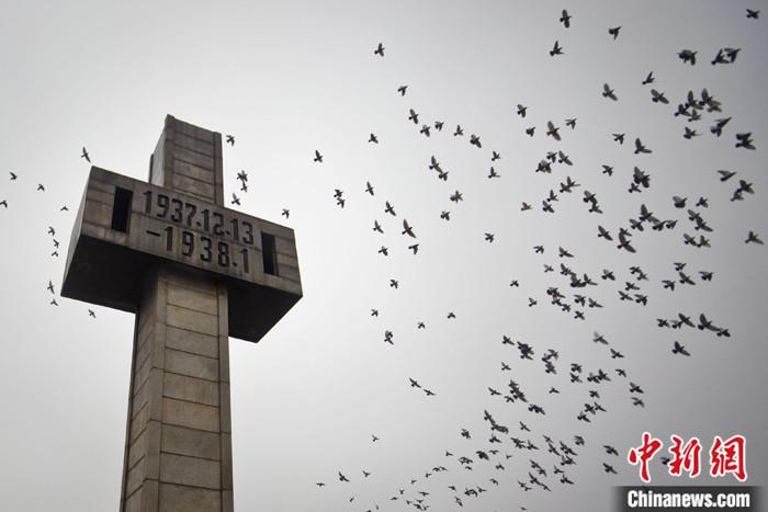 图为侵华日军南京大屠杀遇难同胞纪念馆纪念碑。(资料照片) 中新社记者 泱波 摄