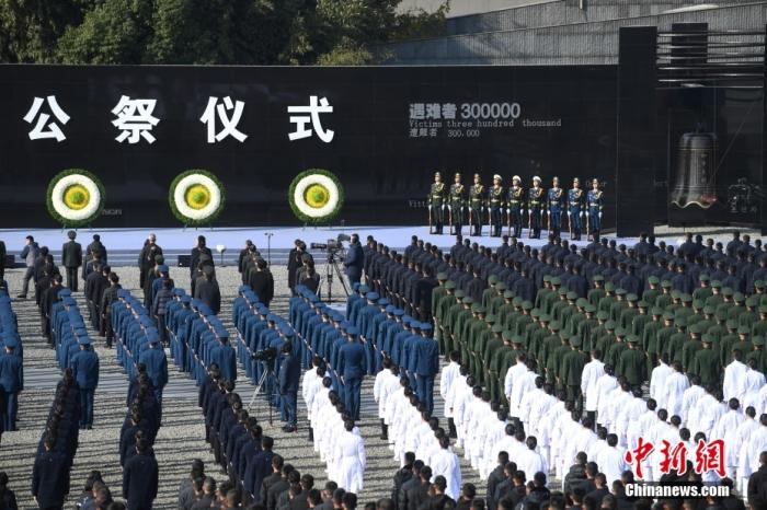 12月13日是第八个南京大屠杀死难者国家公祭日，南京大屠杀死难者国家公祭仪式在侵华日军南京大屠杀遇难同胞纪念馆举行。 <a target='_blank' href='/'>中新社</a>记者 张传明 摄